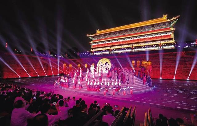 陕西举行入城式欢迎出席丝博会的中外嘉宾 赵一德 黄志贤出席